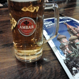y cerveza local, con el Kremlim que está en Moscú